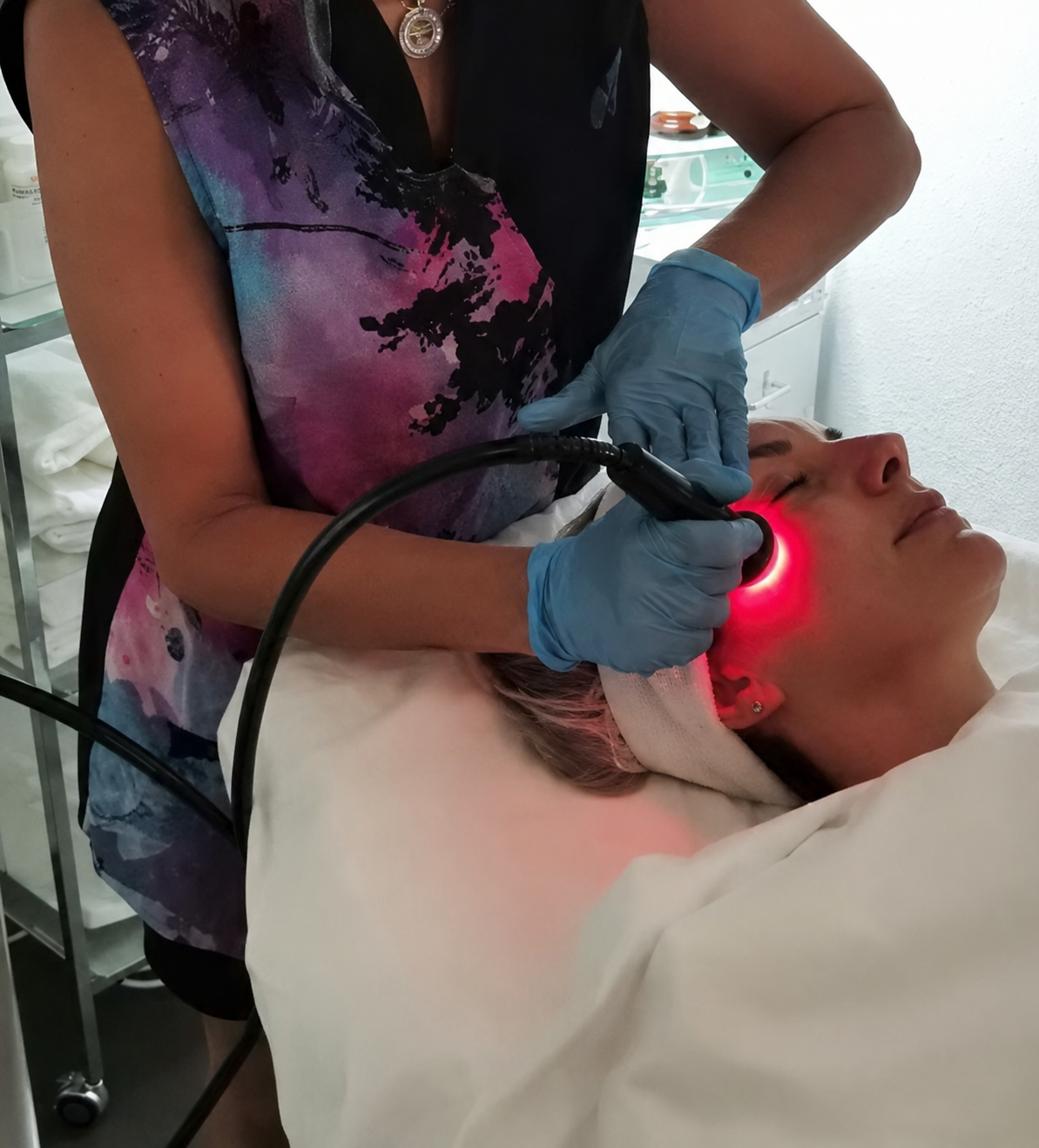 Tratamiento facial con aparatología y luz roja en Estética Mayte